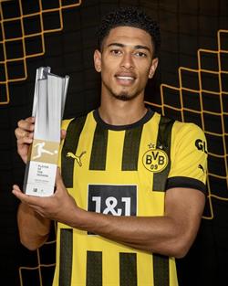 بيلينجهام يفوز بجائزة أفضل لاعب في الدوري الألماني