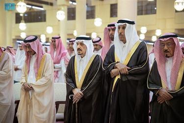 أمير الرياض يؤدي صلاة الميت على عبدالرحمن آل الشيخ