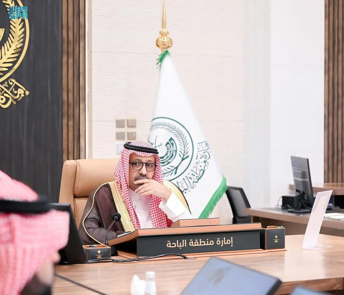 أمير الباحة يناقش سير أعمال مشروع تطوير مطار الملك سعود