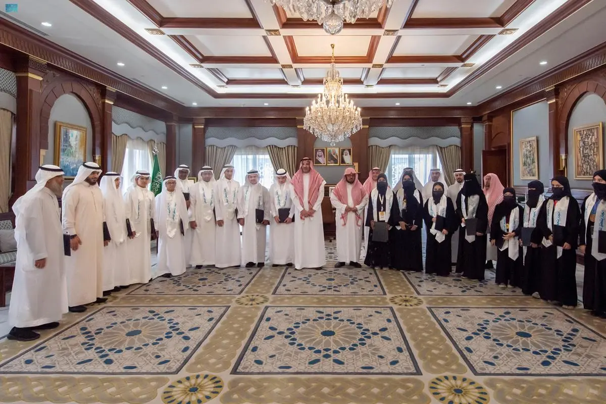الأمير فيصل بن سلمان يكرّم المتفوقين من طلاب وطالبات منطقة المدينة المنورة