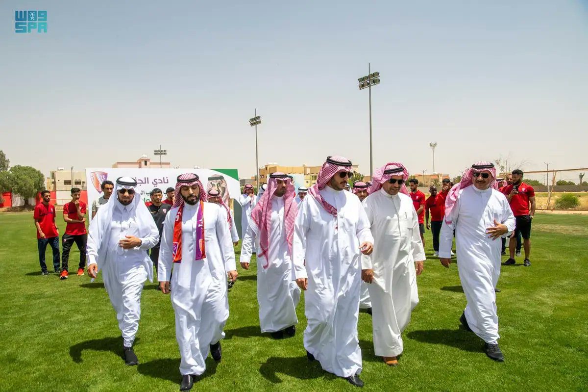الأمير فيصل بن نواف يزور نادي الجندل ويهنئهم بمناسبة الصعود لدوري يلو لأندية الدرجة الأولى