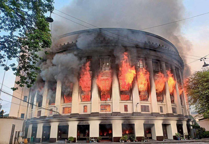 حريق هائل يدمّر مبنى البريد التاريخي في مانيلا