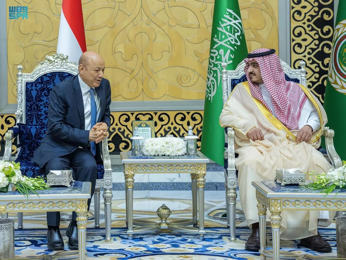 رئيس مجلس القيادة الرئاسي اليمني يصل جدة للمشاركة في القمة العربية 32