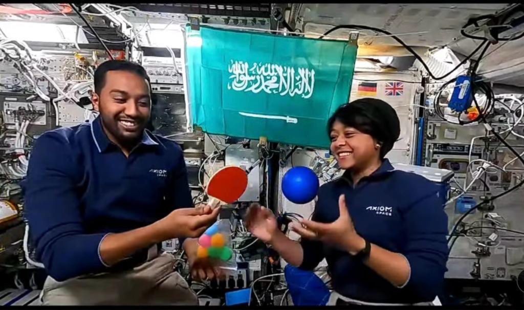 رائدا الفضاء السعوديان يجريان تجربة “الطائرة الورقية الفضائية” مع طلاب المدارس في المملكة