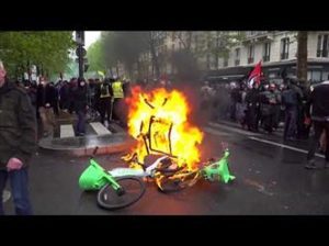 متظاهرون يشعلون حرائق في باريس احتجاجاً على سياسات "ماكرون"