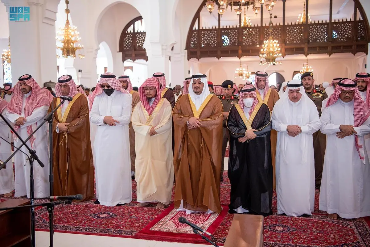 نائب أمير الرياض يؤدي صلاة الميت على والدة الأميرة الجوهرة بنت محمد بن عبدالعزيز