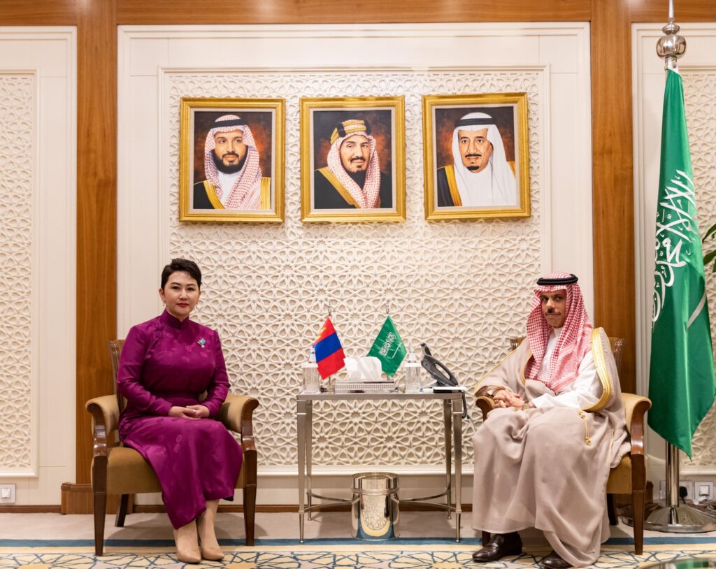 وزير الخارجية يلتقي وزيرة خارجية منغوليا ويوقعان مذكرة تفاهم في شأن المشاورات السياسية بين البلدين