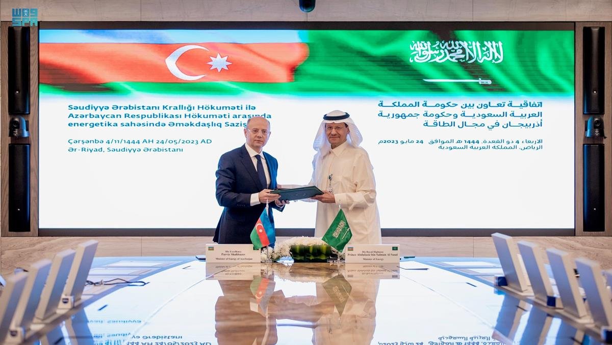 وزير الطاقة يجتمع مع وزير الطاقة في جمهورية أذربيجان ويوقعان اتفاقية تعاون بين البلدين