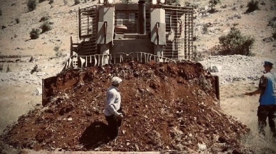 جرافة تابعة للاحتلال تردم التراب على جسد مزارع لبناني