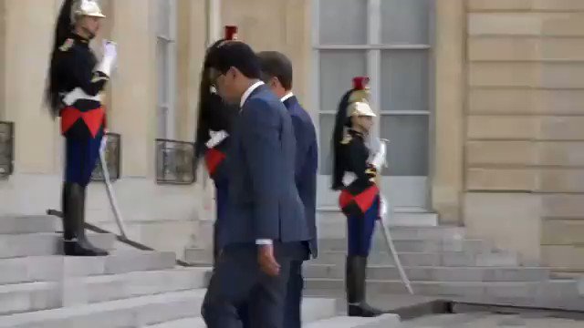 أحد حراس قصر الإليزيه يسقط مغشيًا عليه خلال استقبال ماكرون لزعيم مدغشقر .. (فيديو)