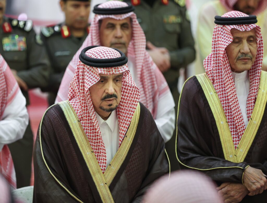 أمير الرياض يؤدي صلاة الميت على الأمير طلال بن فهد ووالدة الأمير خالد بن فهد