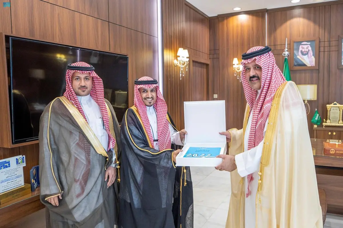 أمير حائل يتسلم التقرير السنوي لمنجزات وأعمال مؤسسة البريد السعودي بالمنطقة