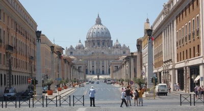 “اقتحام” مدخل الفاتيكان