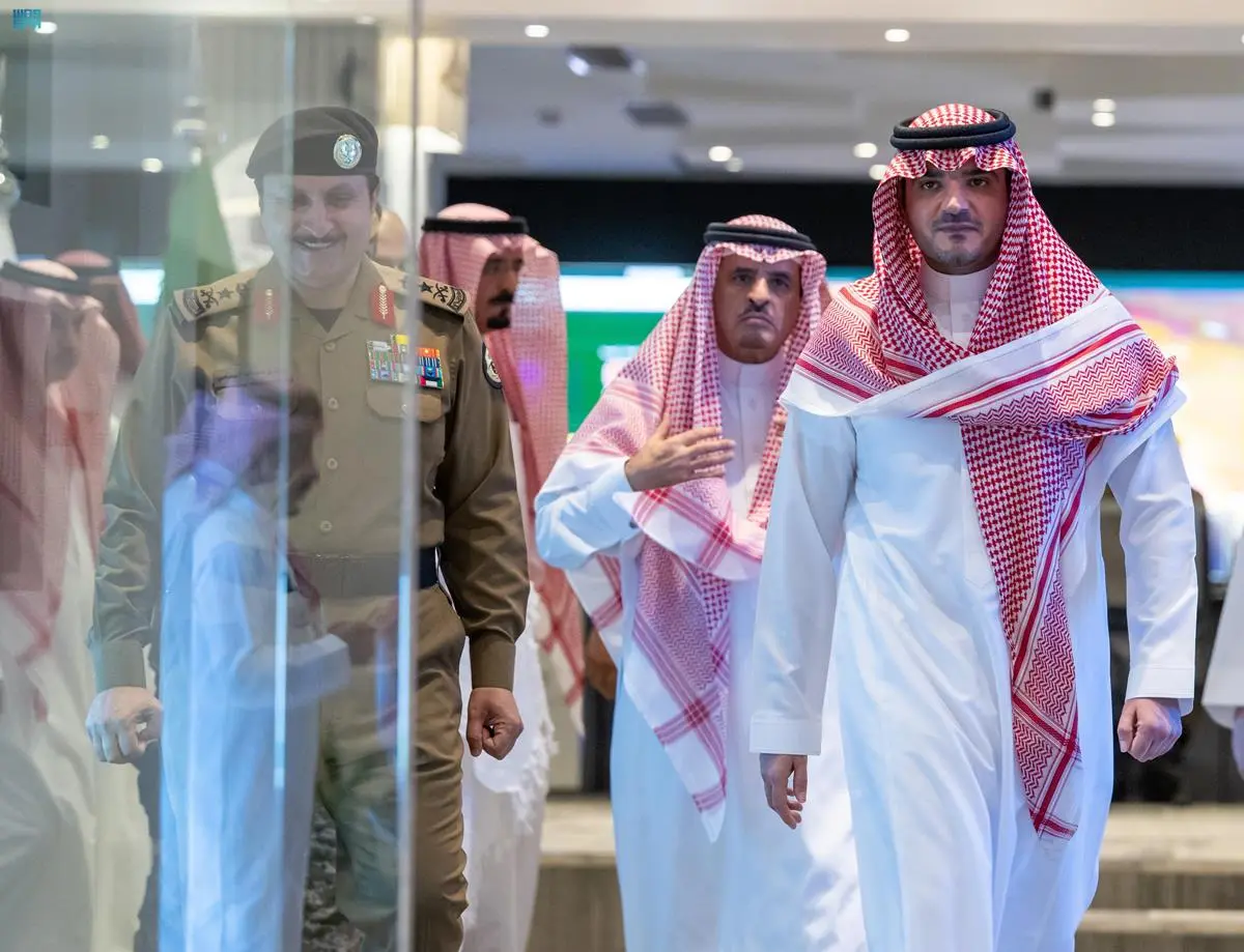 الأمير عبدالعزيز بن سعود يقف على سير العمل في مركز القيادة والسيطرة لأمن الحج بمقر الأمن العام في مشعر منى