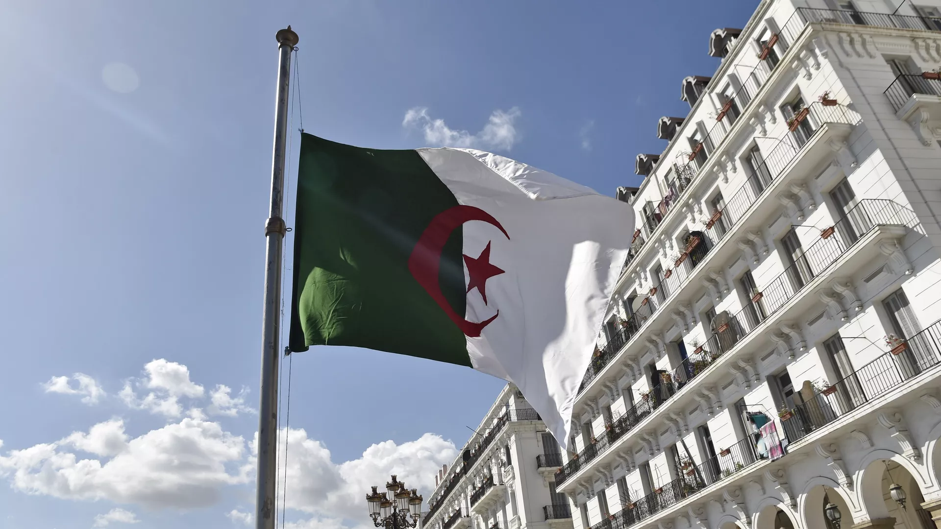 الجزائر.. سجن رئيس الوزراء الأسبق ووزير الصحة السابق 5 سنوات في قضية فساد