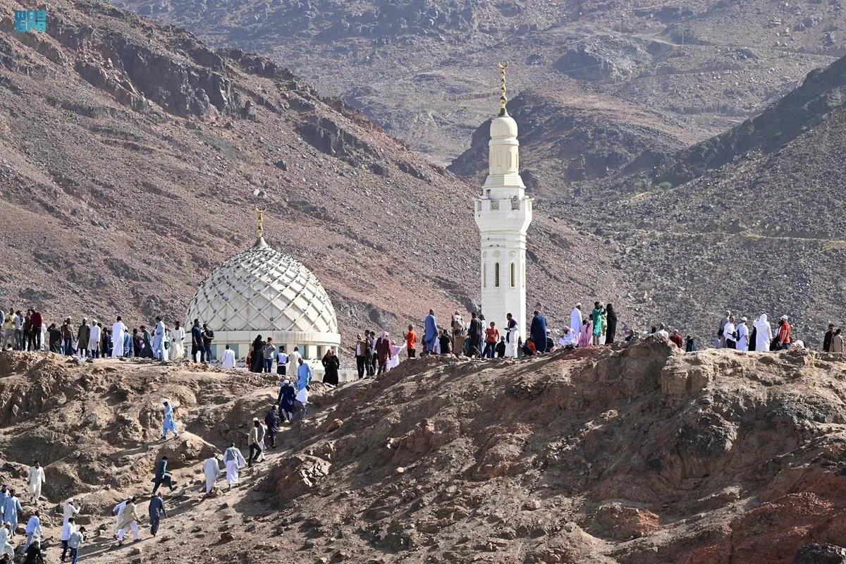 جبل أحد .. من أبرز المواقع التاريخية التي يحرص على زيارتها ضيوف الرحمن