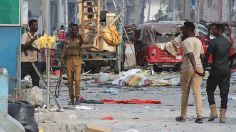 سقوط عدد من القتلى وإصابة آخرين في تفجيرين انتحاريين بالصومال