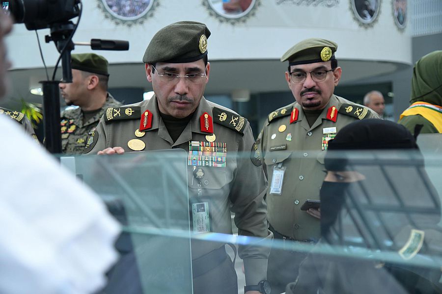 قائد قوات الجوازات للحج يتفقد الصالات بمطار الملك عبدالعزيز الدولي بجدة