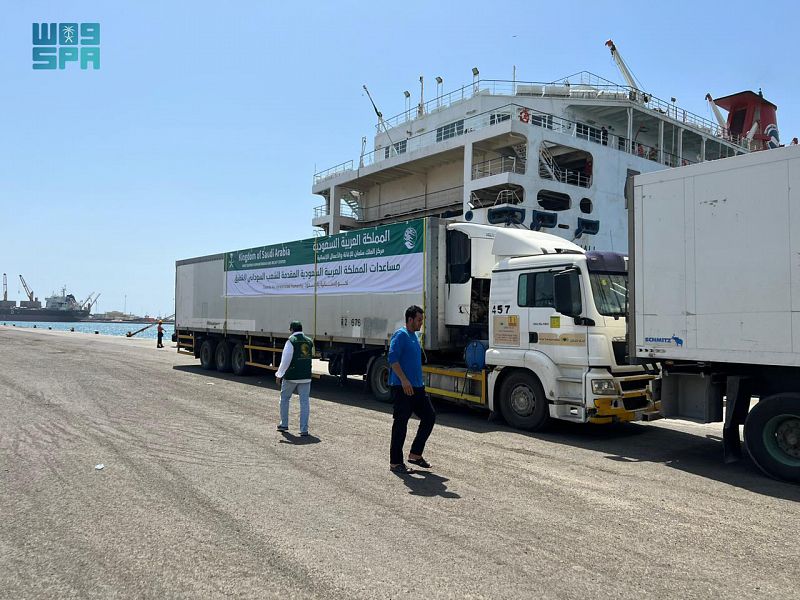 مركز الملك سلمان للإغاثة يسيّر أولى طلائع الجسر البحري الإغاثي السعودي إلى السودان