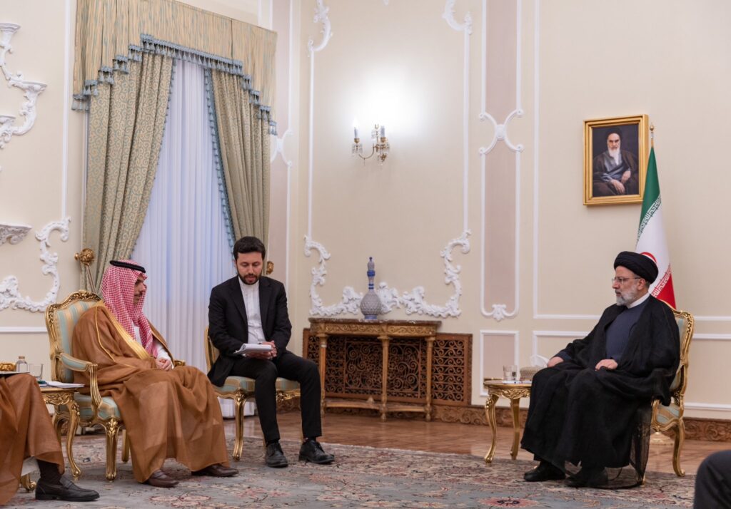 وزير الخارجية يبحث مع الرئيس الإيرني تعزيز العلاقات بين البلدين