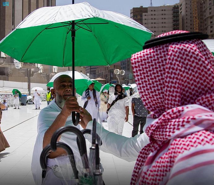 وكالة المسجد الحرام المساعدة للشؤون الاجتماعية توزع 10 آلاف مظلة وألفي سجادة على قاصدي المسجد الحرام اليوم الجمعة