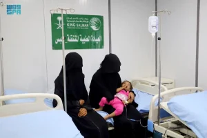 العيادات الطبية المتنقلة لمركز الملك سلمان للإغاثة في عبس تقدم خدماتها العلاجية لـ 139 مستفيدًا