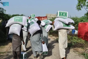 مركز الملك سلمان للإغاثة يوزع 1.074 سلة غذائية في باكستان