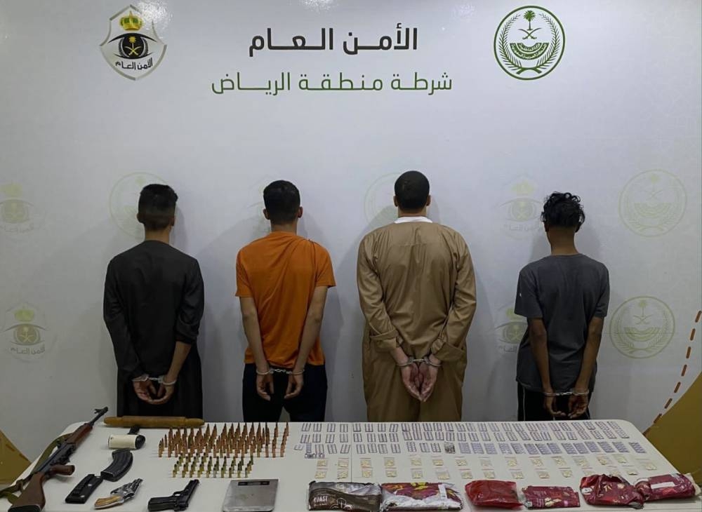 إدارة التحريات والبحث الجنائي بشرطة منطقة الرياض تقبض على 4 أشخاص لترويجهم مواد مخدرة