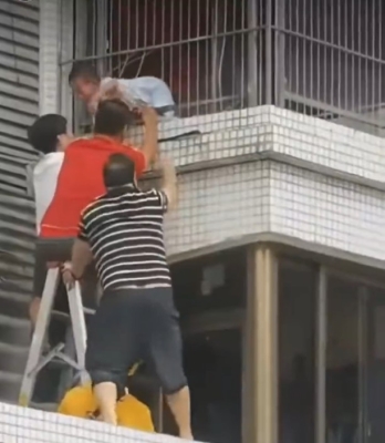 إنقاذ طفل احتُجز خلف قضبان شقة محترقة بالصين