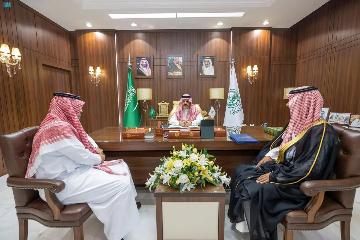 الأمير عبدالعزيز بن سعد يستقبل رئيس غرفة حائل ومدير مطار حائل الدولي