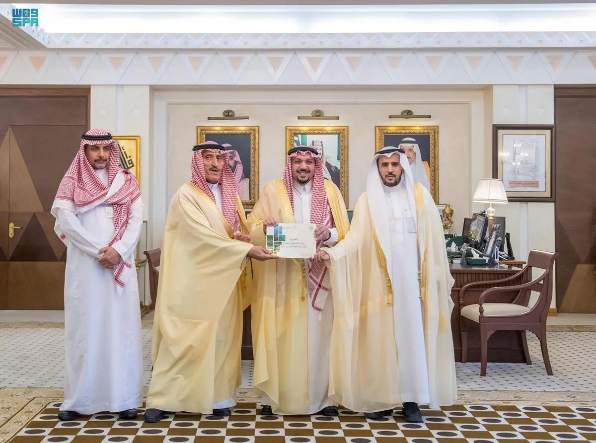 الأمير فيصل بن مشعل يتسلّم تقرير “أرض القصيم خضراء” في مراحلها الإحدى عشرة
