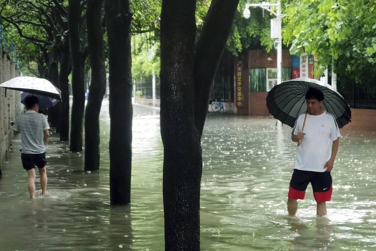 الإعصار “دوكسوري” يعلق وسائل النقل في مقاطعة فوجيان الصينية