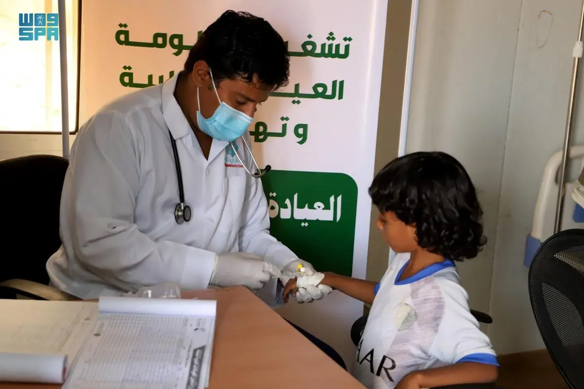 العيادات الطبية لمركز الملك سلمان للإغاثة في مخيم وعلان بحجة تقدم خدماتها العلاجية لـ 127 مستفيدا
