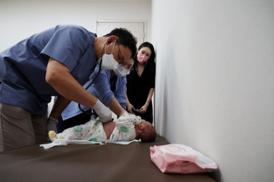 انخفاض المواليد بكوريا يدفع الأطباء لتجنب تخصص الأطفال