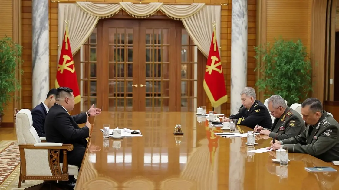بالصور.. كيم جونغ أون يلتقي وزير دفاع روسيا في بيونغ يانغ