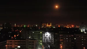 بالفيديو.. الدفاع الجوي السوري يتصدى لهجوم صاروخي إسرائيلي