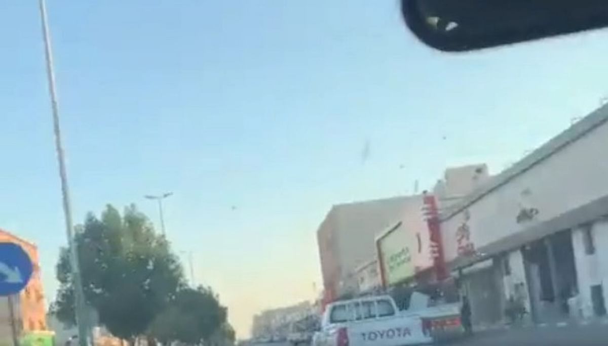 بالفيديو.. قائد مركبة يمارس التفحيط في أحد الشوارع