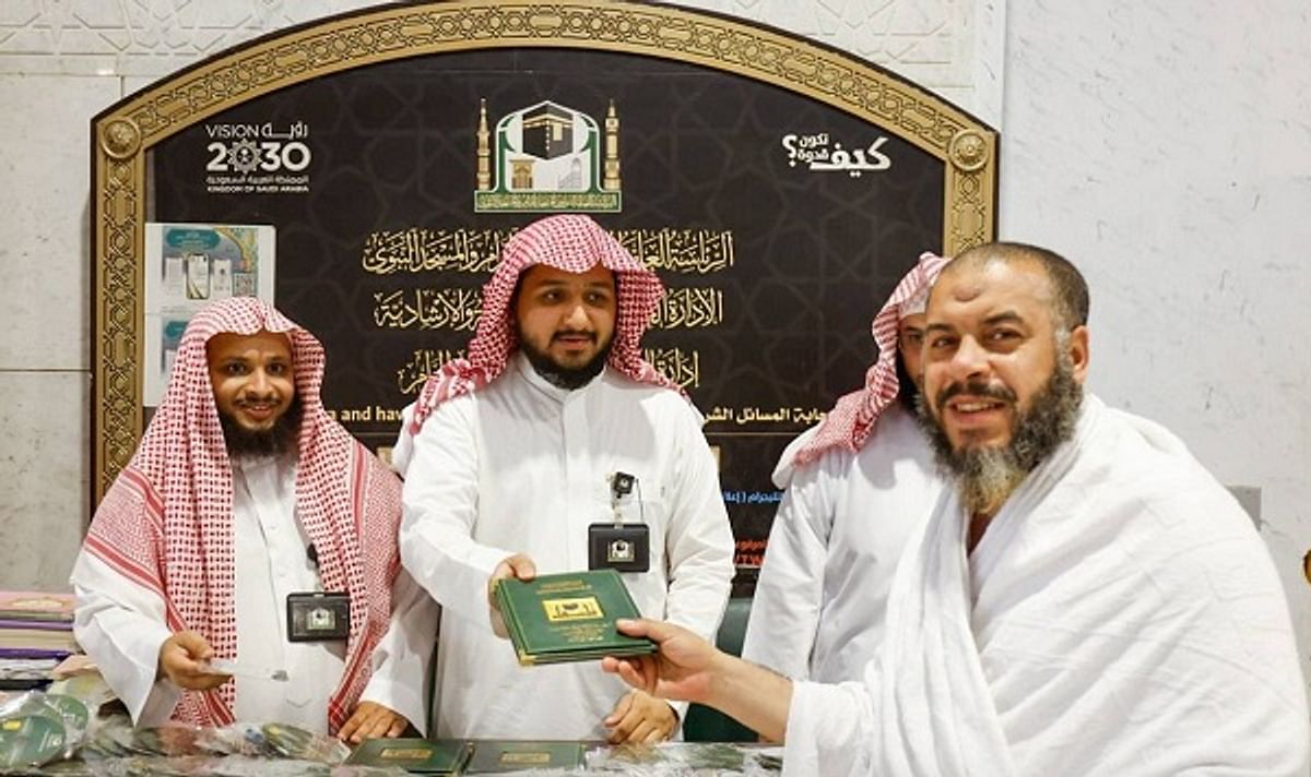 توزيع 2500 قرص إلكتروني لتلاوات ودروس أئمة وعلماء الحرمين الشريفين على قاصدي المسجد الحرام