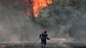 الآلاف يفرون من رودس اليونانية بسبب الحرائق