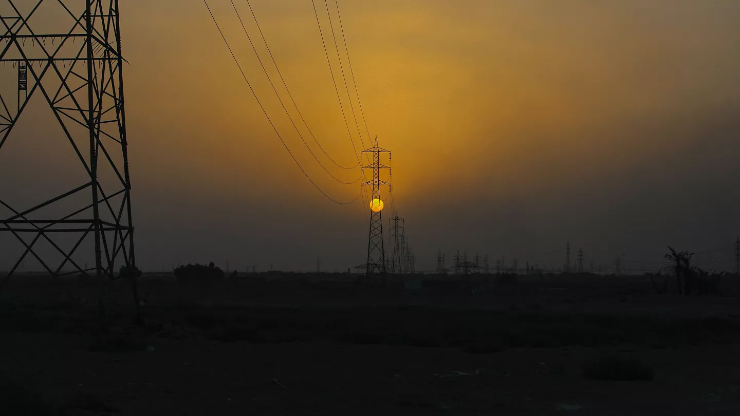 حريق يؤدي إلى انقطاع الكهرباء في كافة أنحاء العراق