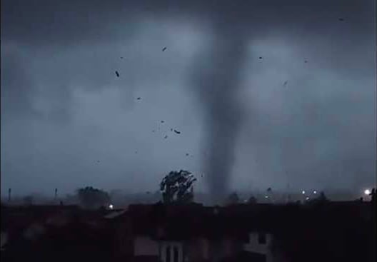 شاهد لحظة ضرب الإعصار “المرعب” لمدينة ميلانو