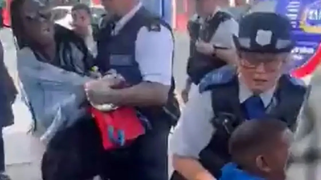فيديو هز البريطانيين.. اعتقال مروع لأم أمام طفلها والسبب تافه
