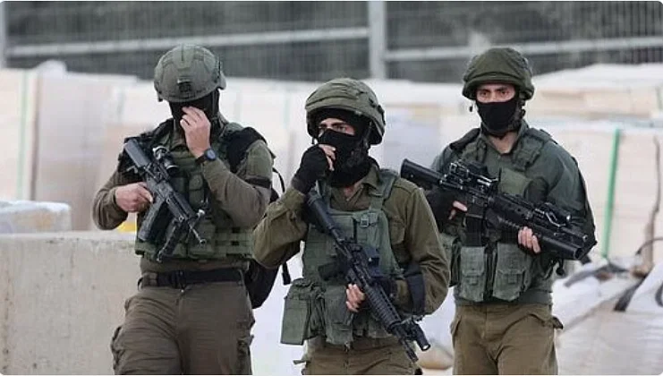 قوات الاحتلال الإسرائيلي تعتقل أربعة فلسطينيين بالضفة الغربية