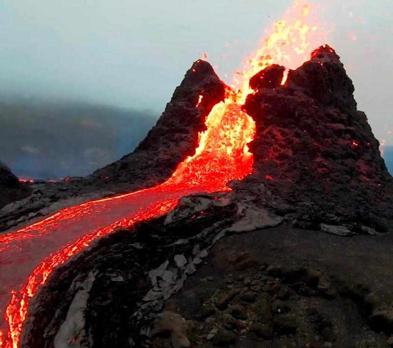 لحظة انهيار فوهة بركان في أيسلندا (فيديو)