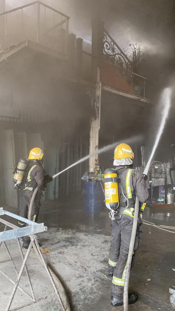 “مدني القطيف” يخمد حريقًا في مصنع حديد