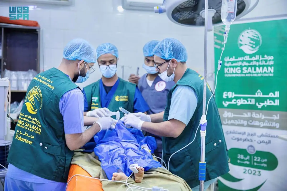 مركز الملك سلمان للإغاثة يجري 44 عملية جراحية ضمن المشروع الطبي لجراحة الحروق والتشوهات والتجميل في مدينة المكلا