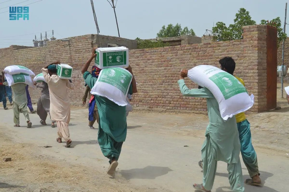 مركز الملك سلمان للإغاثة يواصل توزيع المساعدات الغذائية للأسر المتضررة من الفيضانات في إقليم بلوشستان في باكستان