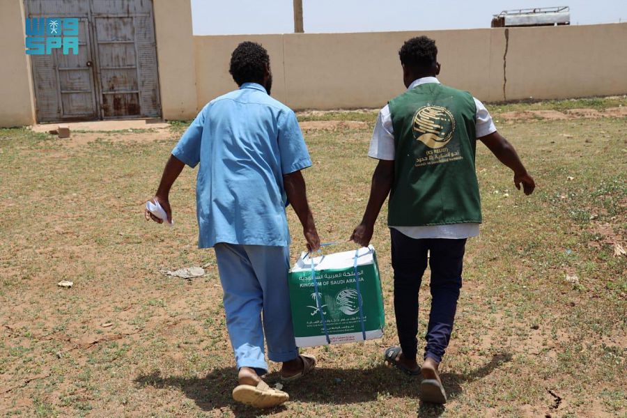 مركز الملك سلمان للإغاثة يوزع 2.200 سلة غذائية في محلية عطبرة بولاية نهر النيل بجمهورية السودان