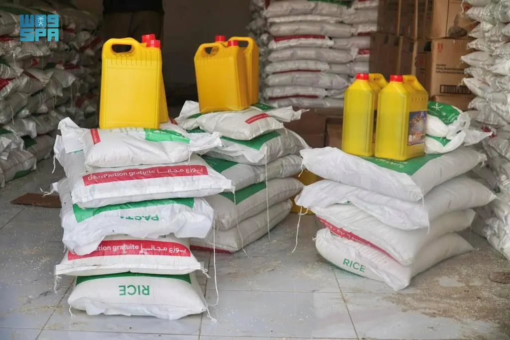 مركز الملك سلمان للإغاثة يوزع 4.971 سلة غذائية في مدينة نواكشط بموريتانيا