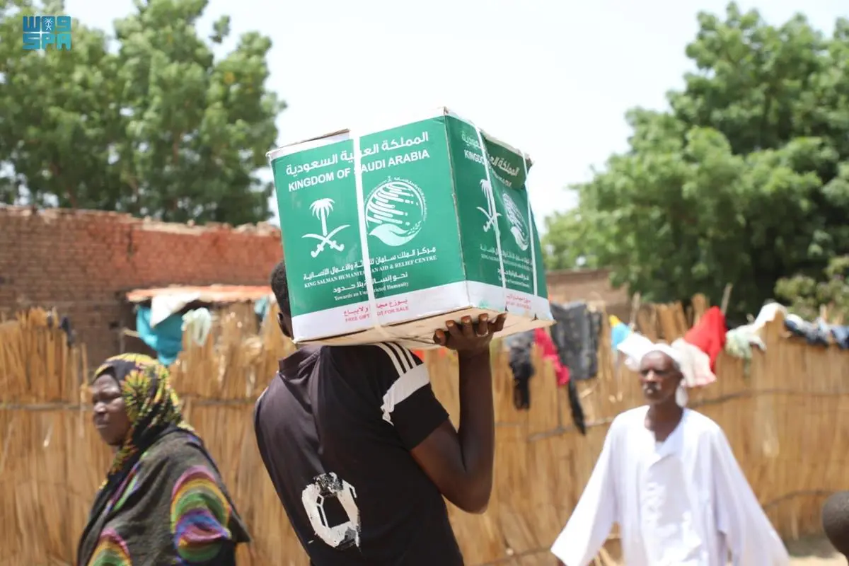 مركز الملك سلمان للإغاثة يوزع 560 سلة غذائية في محلية ود مدني بولاية الجزيرة بجمهورية السودان